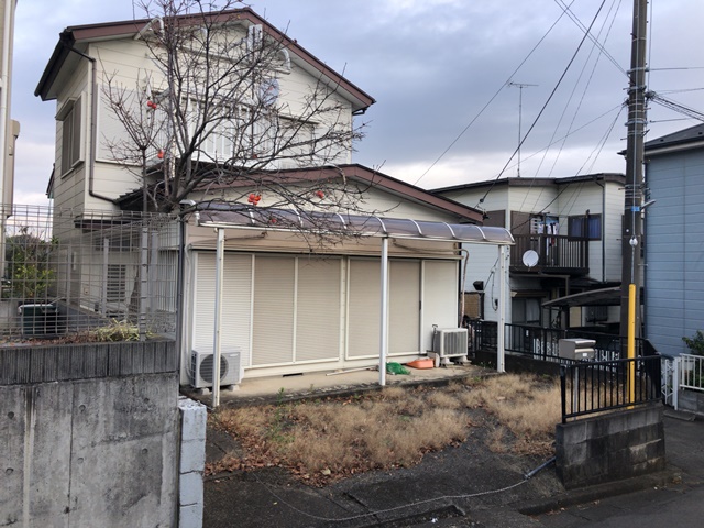神奈川県大和市深見の木造2階建て家屋解体工事前の様子です。